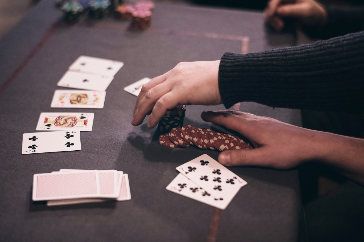 Quels sont les avantages de se former au poker ?